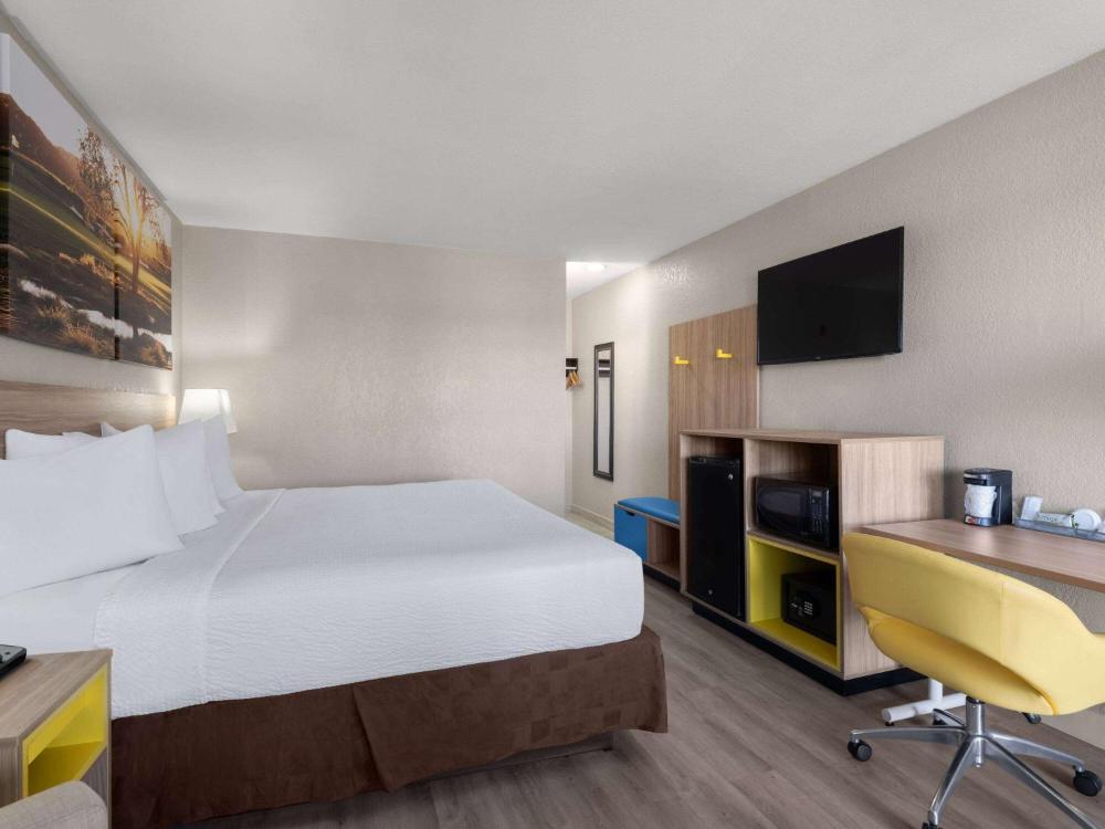 King Room - Non-Smoking interior