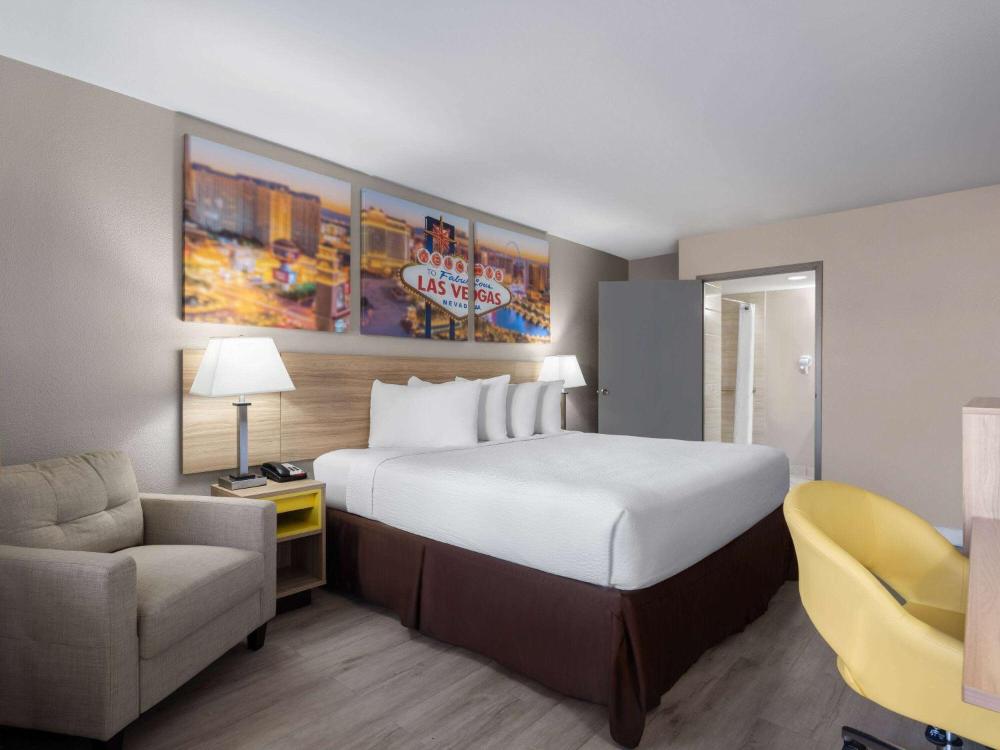 King Room with Roll-in Shower - Mobility Access/Non-Smoking interior