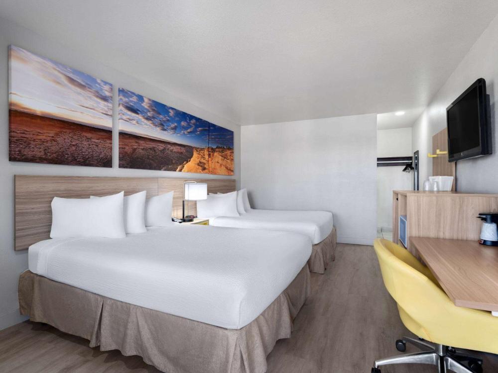 Queen Room with Two Queen Beds - Non-Smoking interior